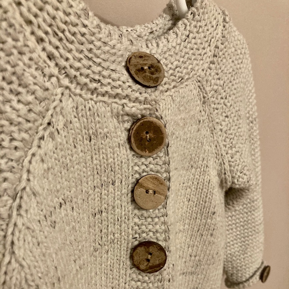 Kitted sweater with buttons